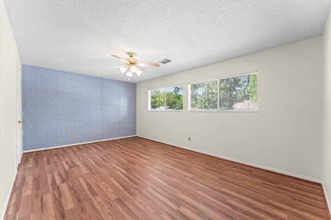Building Photo - 4 Blue Fox Ct