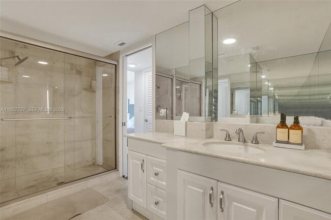 Building Photo - 10000 W Bay Harbor Dr