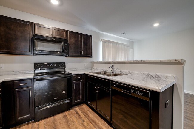 Building Photo - 3 Bed 2.5 Bath, Multiple Townhomes Units A...