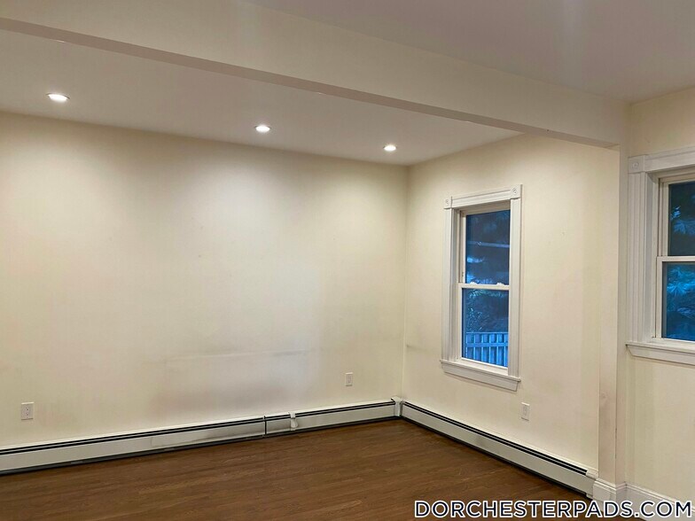 Building Photo - 106 Buttonwood St