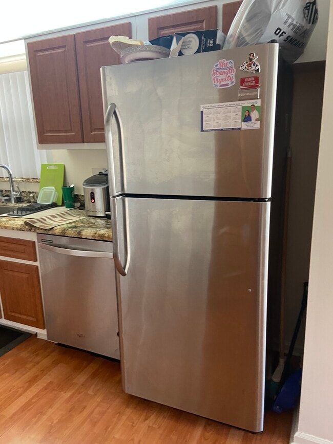 Building Photo - 9641 Riverside Dr