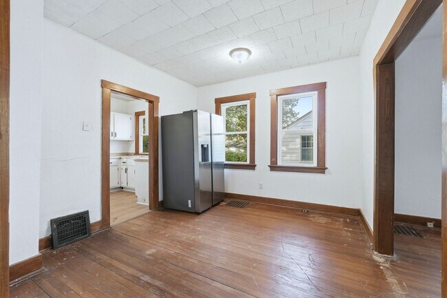 Building Photo - New 2 bedroom house listing!