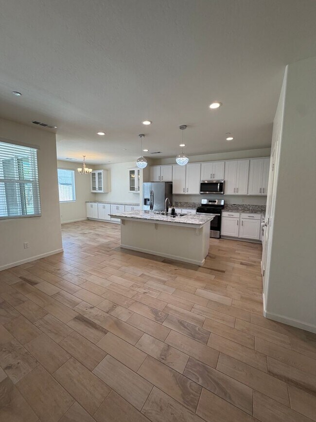 Building Photo - Beautiful Home for rent in Tulare!
