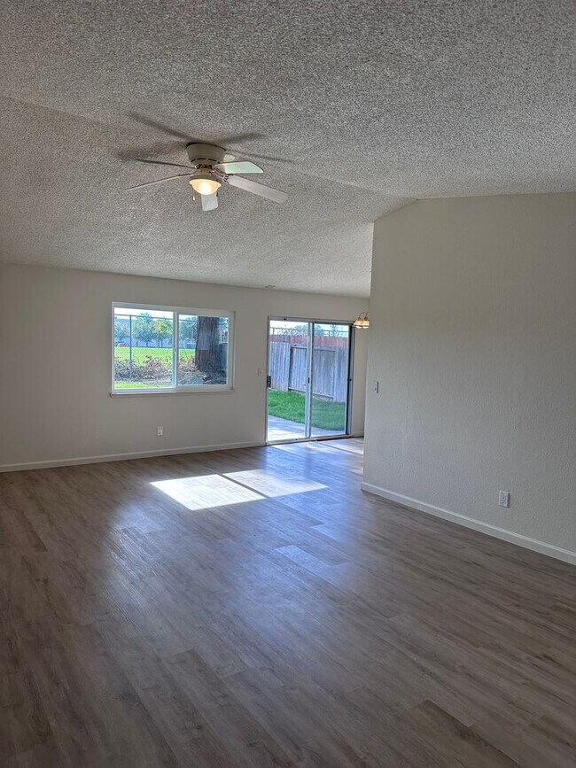 Building Photo - Excellent Florin Area 3bd/2bath home updated and nice!