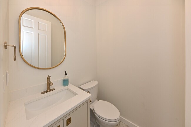 Building Photo - 62 Elm St