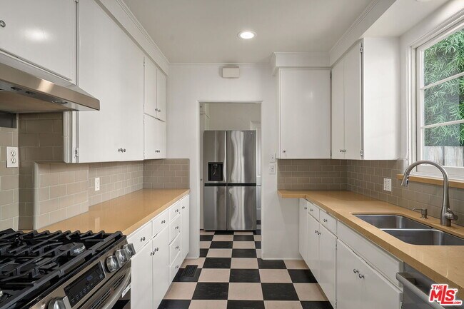 Building Photo - 630 23rd St