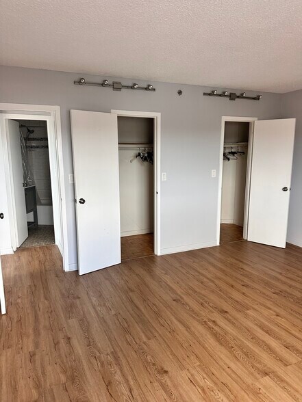 Building Photo - 300 Lynn Shore Dr