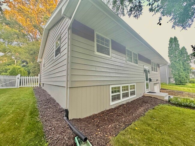 Building Photo - 21 N Kenosha Dr