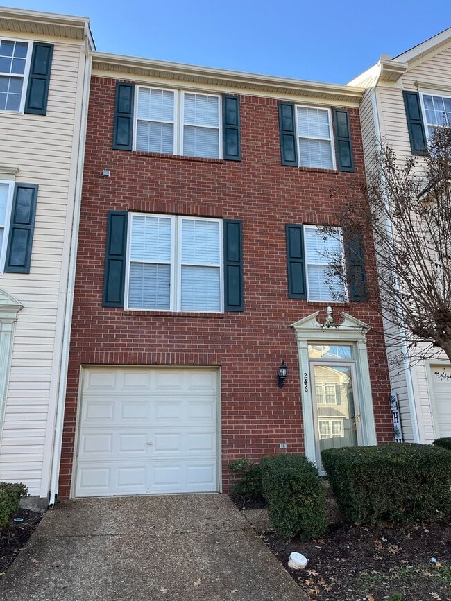 Building Photo - Great 2 Bedroom Townhome with Basement and Garage!