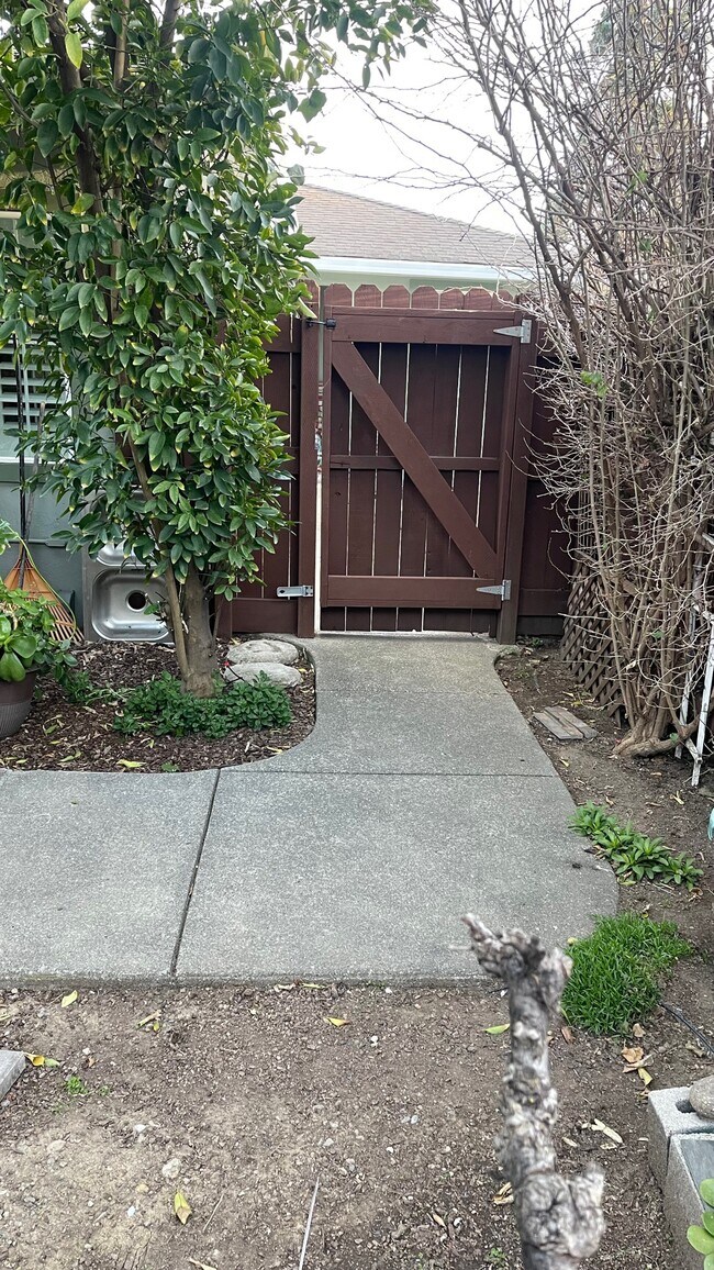 Building Photo - 158 S Hartson St