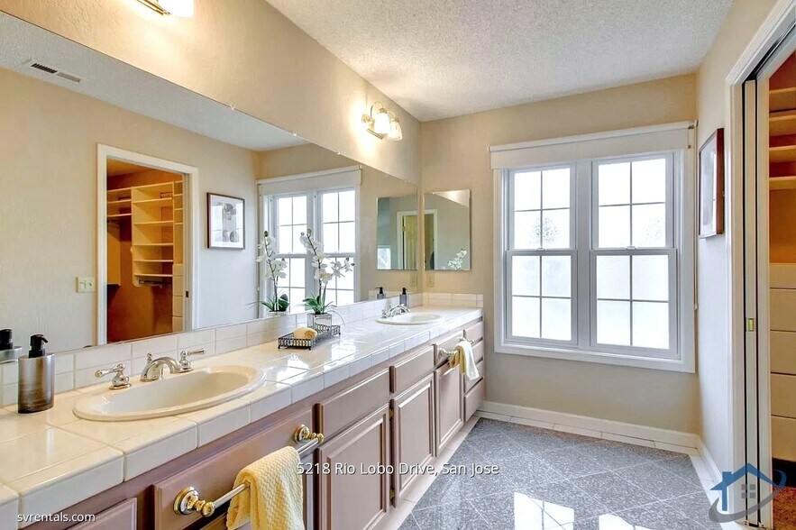 Building Photo - 5218 Rio Lobo Dr