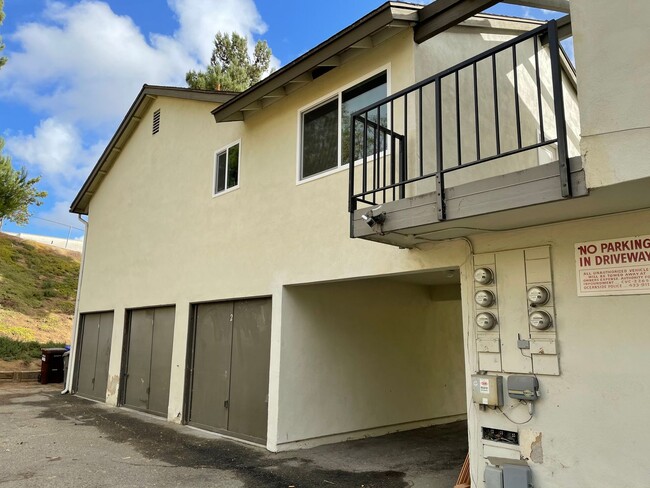 Building Photo - Charming 2BR/1BA -  Newer Kitchen, Bathroo...