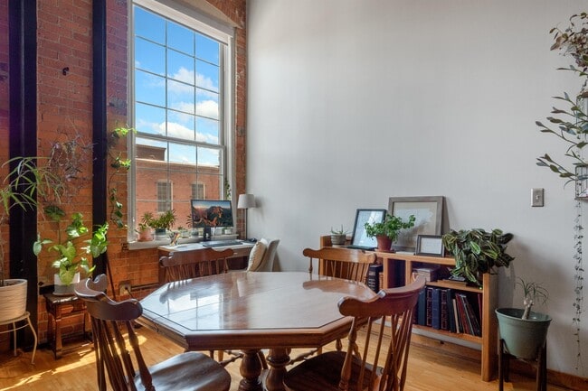 Building Photo - 200 River Pl Dr