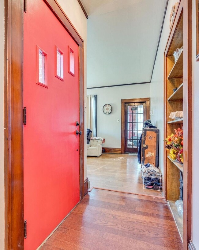 Building Photo - Coming Soon!! Charming 3 bed 2 Bath | Sunroom + Garage + Patio | Summer Special !