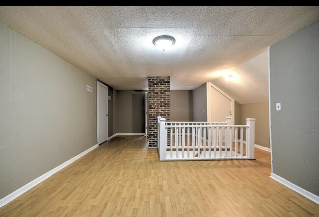 Building Photo - 401 Hillcrest Dr