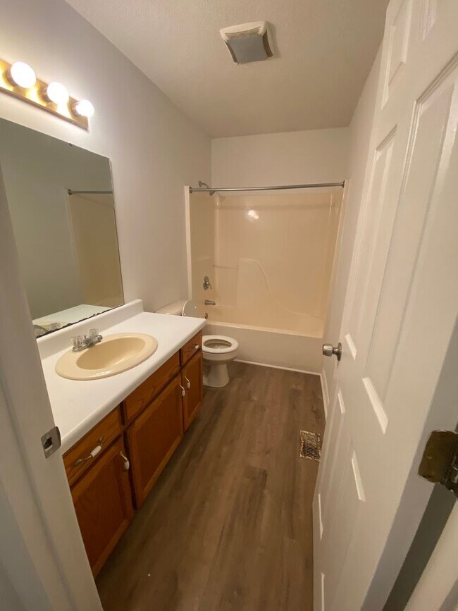 Building Photo - 2 Bedroom 1 Bath duplex, new flooring, new paint