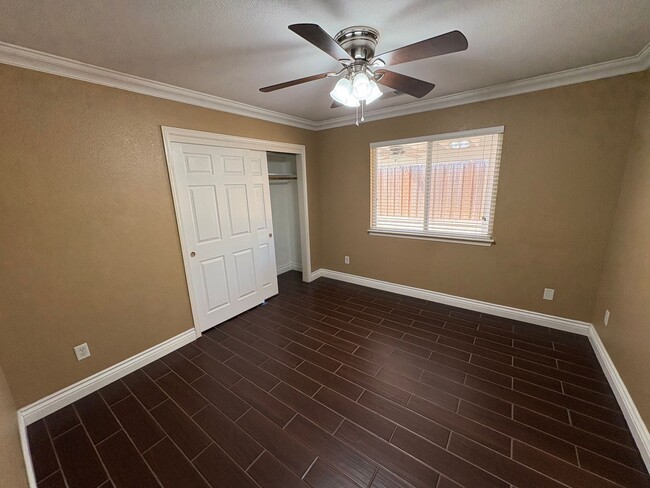Building Photo - 744 W Buena Vista Ave