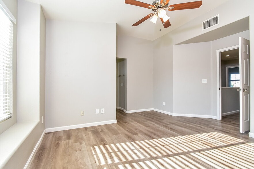 Building Photo - 5720 Athinas St