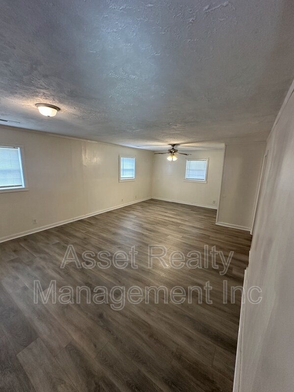 Building Photo - 500 W Strang St