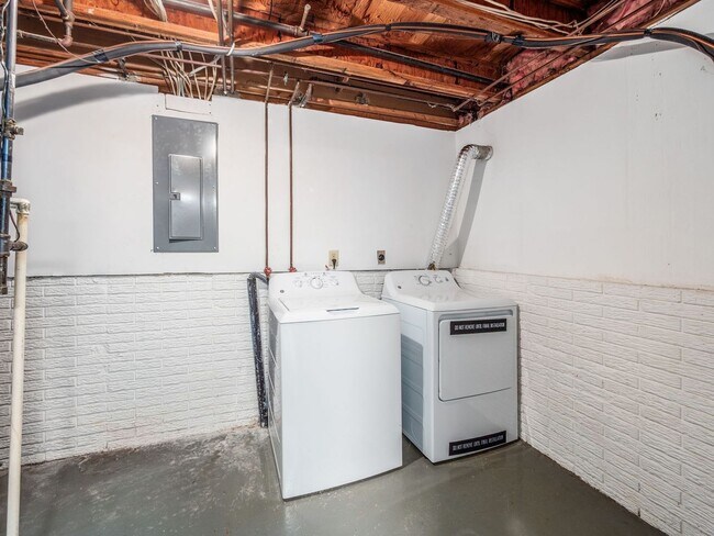 Building Photo - 2017 Queensgate Ln