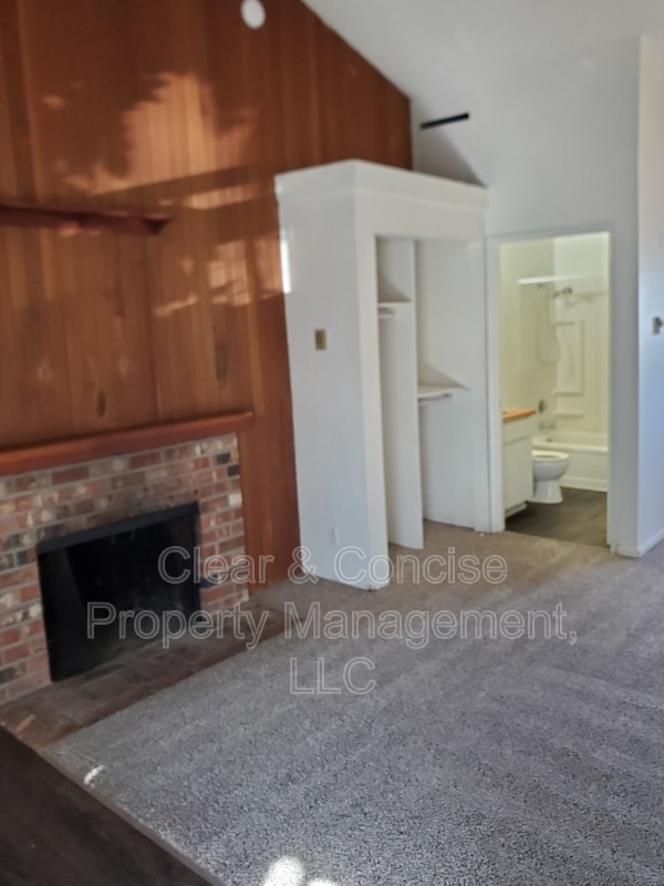 Building Photo - 411 W 15th Ave