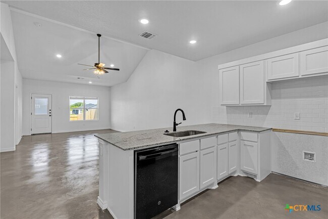 Building Photo - 907 Smoke Tree Ln