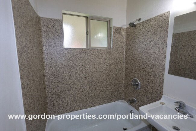 Building Photo - NE 65th Ave - North Tabor single level 1 bedroom apartment