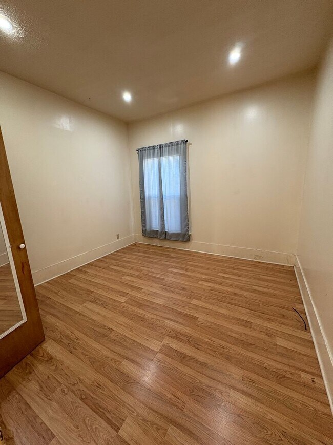 Building Photo - California St