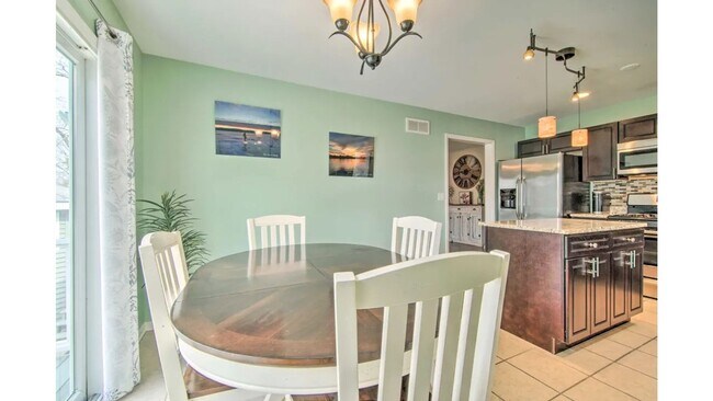 Building Photo - Beautiful Home at Silver Lake