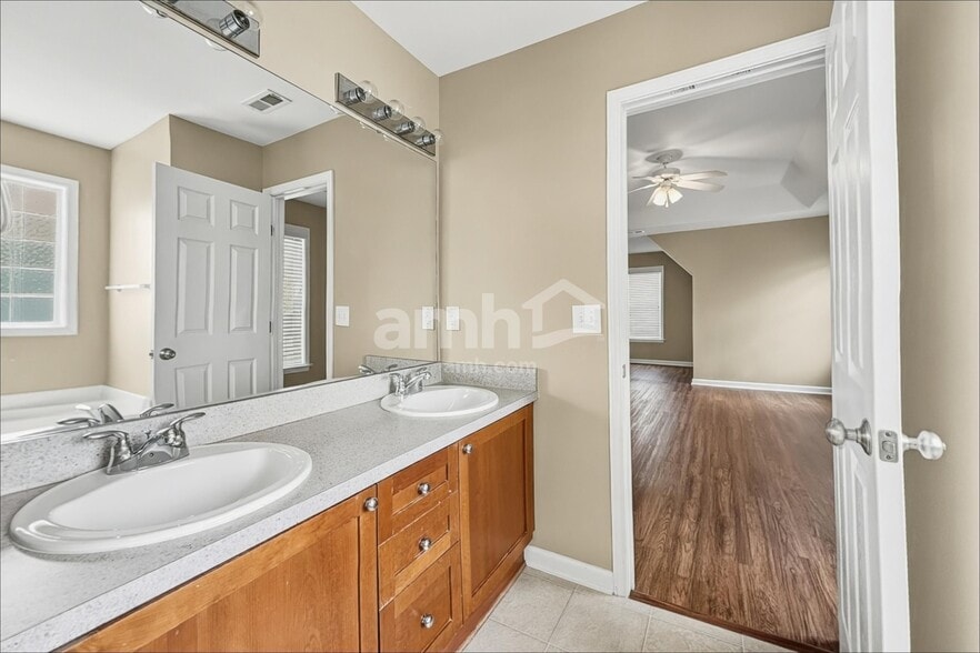 Building Photo - 317 Collinsworth Dr