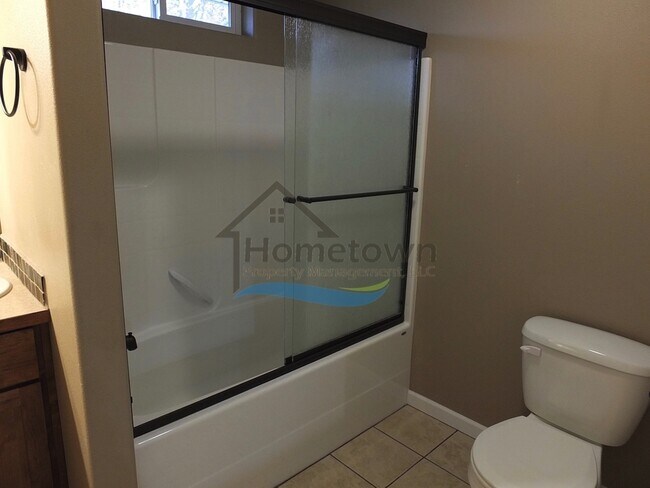 Building Photo - 3-Bedroom Home in Central Coeur d'Alene wi...