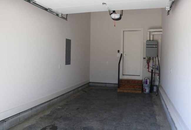 Building Photo - 927 13th Ave S