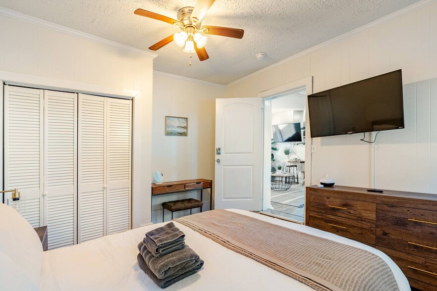 Building Photo - 3718 Live Oak St