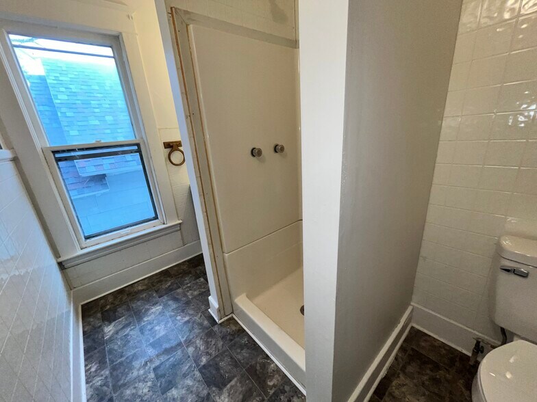 Building Photo - 239 Ann St NE