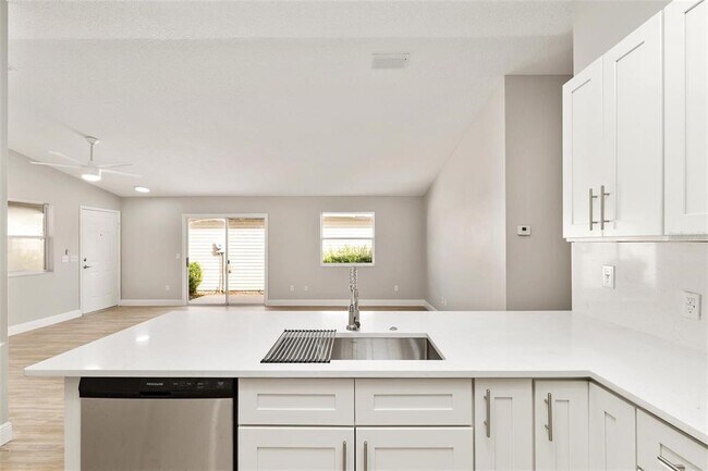 Building Photo - 1613 Navidad St