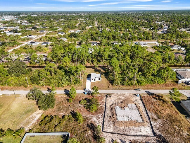 Building Photo - 751 Clancy St E