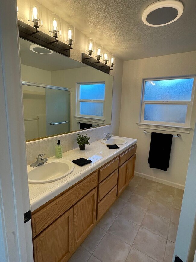 Building Photo - BEAUTIFUL 3 BEDROOM HOME FOR RENT