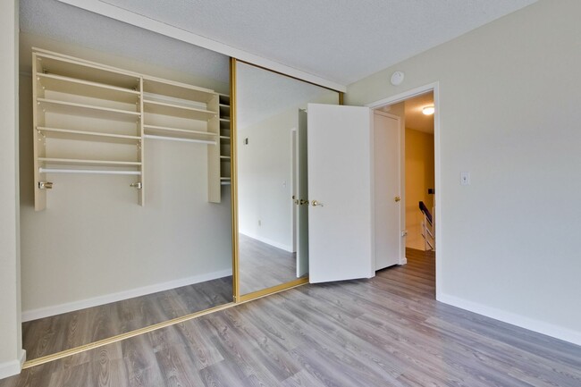 Building Photo - Lovely and Spacious 2BR 2.5BA Condo in Gre...