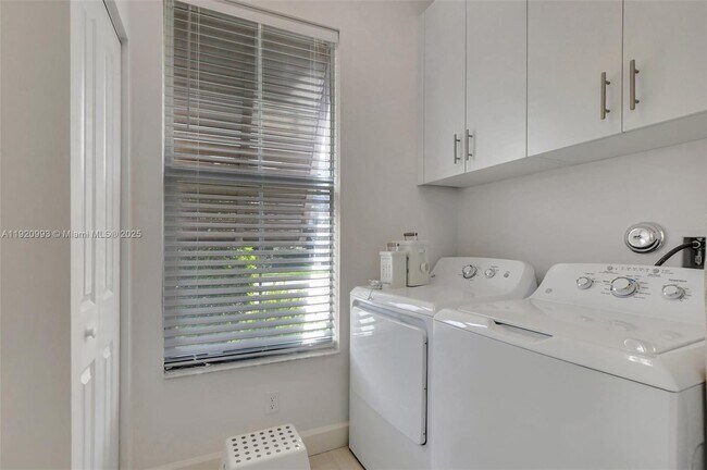 Building Photo - 6657 Quiet Wave Trl