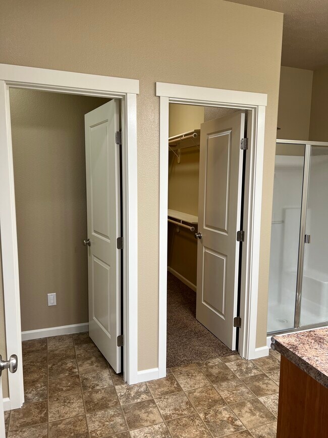 Building Photo - 1004 Willow Ave NE