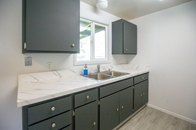 Building Photo - *** 3 Bedroom Woodburn home available now ***