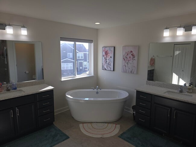 Building Photo - W240N5649 Holly Ct