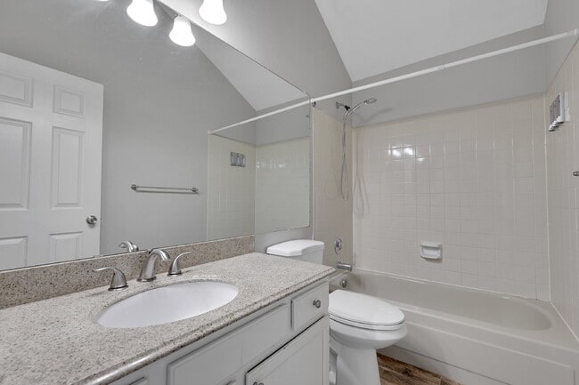 Building Photo - $2,195.00 - 2 Bed, 1.5 Bath, Townhome in L...