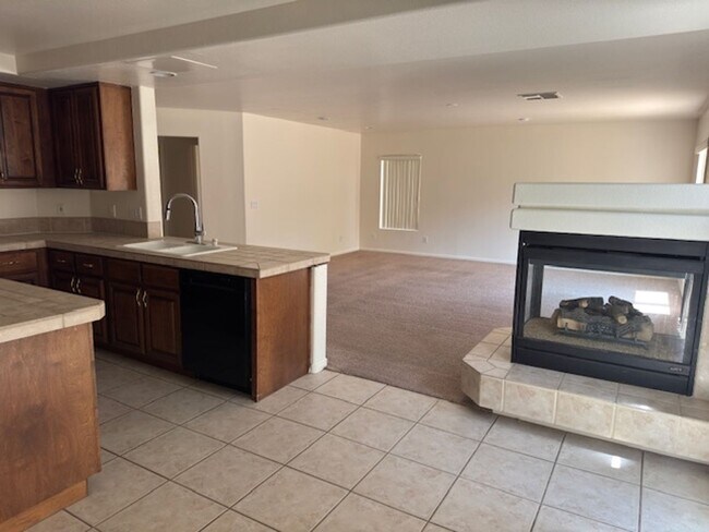 Building Photo - LARGE Spacious 5 Bedroom Single Family Home!!
