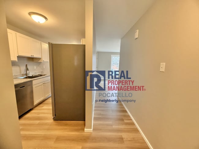 Building Photo - 3 Bedroom 1 Bath Apartment - newly remodeled