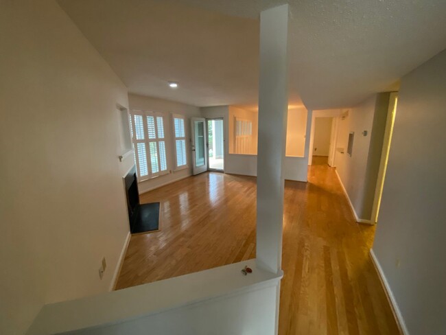 Building Photo - 2 Bed 2 Bath Condo