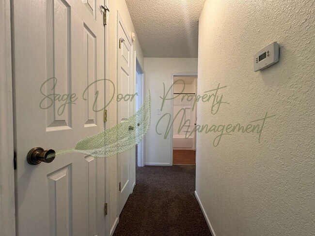 Building Photo - SPACIOUS TOWNHOME WITH GARAGE!!!