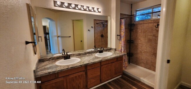 Building Photo - Beautiful & Unique 3 Bed 2 Bath Home w/Cus...