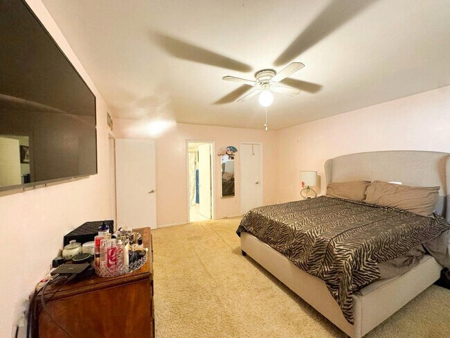 Building Photo - 124 NE 19th Ct