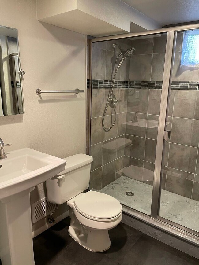 Building Photo - 3 Bed 2 Bath Home With 2000+ Square Feet With Exclusive Access to Rock Island Trail!!